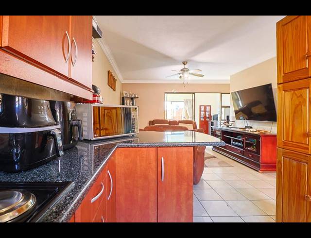 2 BEDROOM TOWNHOUSE FOR SALE IN FLORENTIA